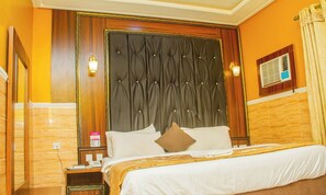 Desk, laptop workspace, blackout drapes, soundproofing - Castle Majestic Hotel  (Enugu)