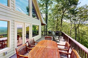 Outdoor dining - Stunning 3BR Home with Wifi, Unobstructed Views, and Private Hot Tub on 15 Acres (Bryson City)
