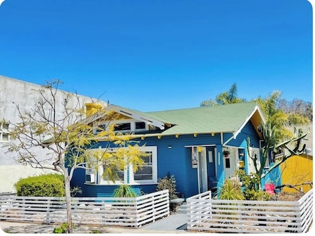 Exterior. Best location 3 bed house in Sunny San Diego great for larger groupfamily events