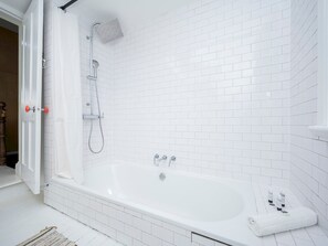 Douche, sèche-cheveux, serviettes fournies