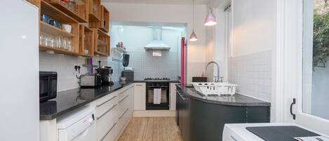 Réfrigérateur, micro-ondes, four, lave-vaisselle