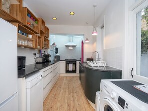 Jääkaappi, mikroaaltouuni, uuni, astianpesukone