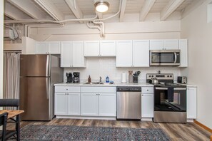 Fridge, microwave, oven, stovetop - Downtown I Keyless Entry I Smart TV I Free Parking (Fargo)