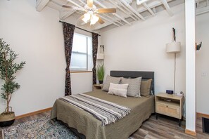 1 bedroom, free WiFi, bed sheets - Downtown I Keyless Entry I Smart TV I Free Parking (Fargo)