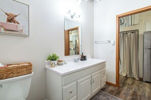 Een douche, een haardroger, handdoeken, zeep
