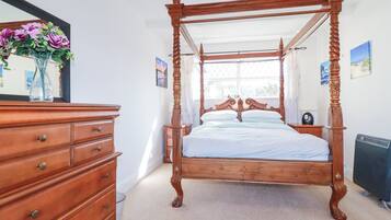 4 bedrooms, individually decorated, individually furnished, free WiFi