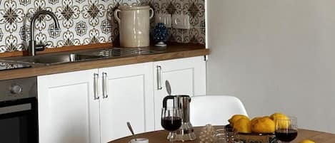 Refrigerador, horno, parrilla de estufa y cafetera y tetera