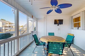 Outdoor dining - Water-view house w/balconies, W/D, close to beach & golf (North Myrtle Beach)