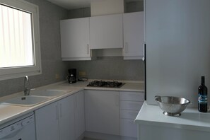 Fridge, dishwasher, coffee/tea maker