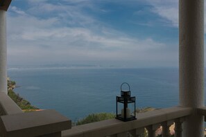 Property grounds - 3 bedroom apartment w/ sea views in Aiguafreda, Begur (H25) (Begur)