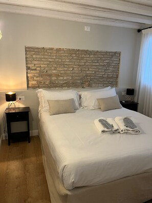 Deluxe Duplex, Canal View | Free WiFi - Canal Vena Suite House (Chioggia)