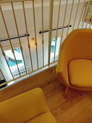 Deluxe Duplex, Canal View