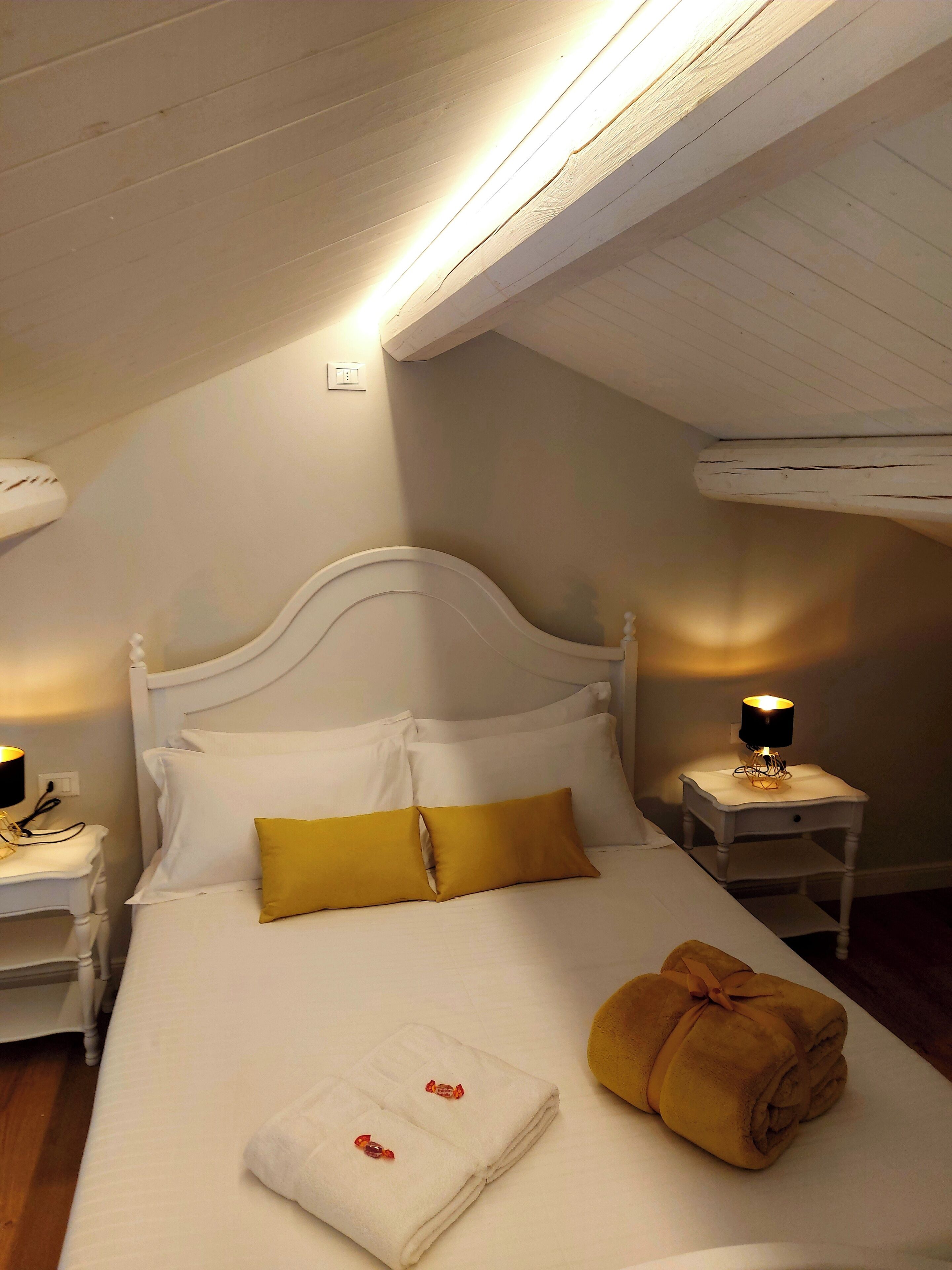 Deluxe Duplex, Canal View | Free WiFi