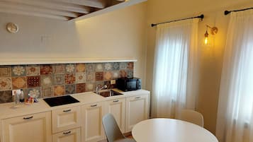 Deluxe Duplex, Canal View | Private kitchenette