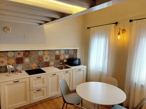 Deluxe Duplex, Canal View | Private kitchenette