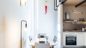 Een moderne keuken met witte kastjes, een fornuis en een visdecoratie.