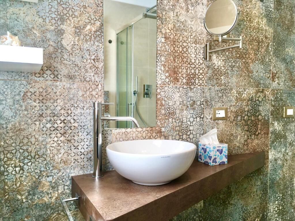 Deluxe studio | Badkamer | Een douche, gratis toiletartikelen, een haardroger, handdoeken