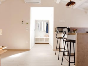 Studio Deluxe | Coin cuisine privé | Réfrigérateur, micro-ondes, plaque de cuisson, lave-vaisselle