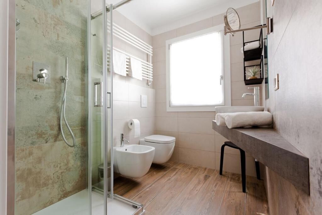 Deluxe-Studio | Badezimmer | Dusche, kostenlose Toilettenartikel, Haartrockner, Handtücher