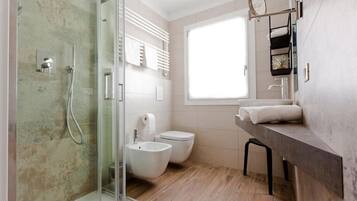 Deluxe-Studio | Badezimmer | Dusche, kostenlose Toilettenartikel, Haartrockner, HandtĂŒcher