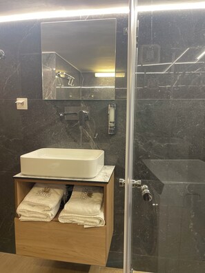 Haartrockner, Handtücher, Seife, Shampoo