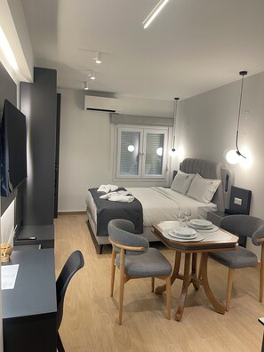1 bedroom, desk, iron/ironing board, WiFi - Deluxe Suite Zotos Luxury Studios & Apartments (Thessaloniki)