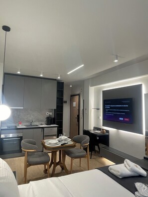 1 bedroom, desk, iron/ironing board, WiFi - Deluxe Suite Zotos Luxury Studios & Apartments (Thessaloniki)