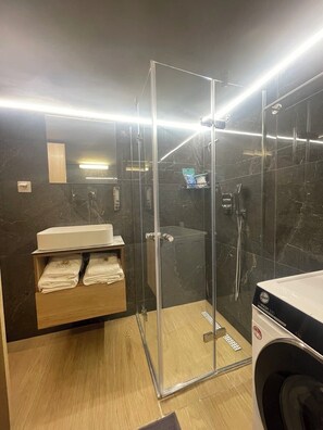 Sèche-cheveux, serviettes fournies, savon, shampoing