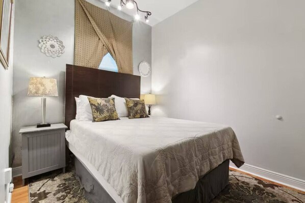 2 dormitorios, escritorio, tabla de planchar con plancha y wifi