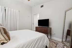 2 bedrooms, desk, iron/ironing board, WiFi