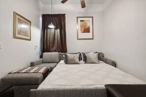 2 slaapkamers, een bureau, een strijkplank/strijkijzer, wifi