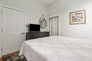 2 slaapkamers, een bureau, een strijkplank/strijkijzer, wifi