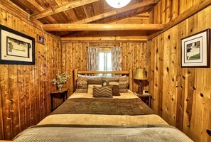 3 bedrooms, WiFi, bed sheets - Lakefront Pet-Friendly Cabin w/ Fire Pit (Levering)