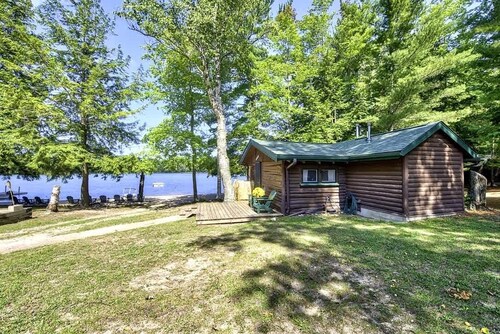 Pet Friendly Lakefront Cabin Firepit