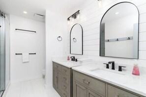 Dusche, Haartrockner, Handtücher