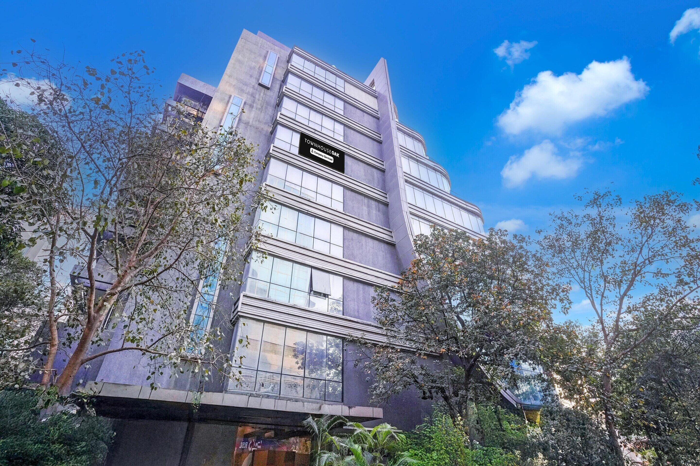 Un edificio moderno con un letrero que dice "Townhouse Oak".
