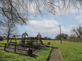 Un parque infantil con columpios y estructuras para escalar.