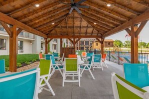 Outdoor dining - Creekside Luxury, View, Indoor & Outdoor Pools! (Branson)