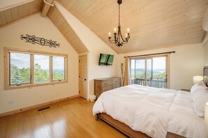 8 bedrooms, free WiFi, bed sheets - Ski-In/Out Dog Friendly Retreat w/ Pool, Bar & Fireplaces (McHenry)