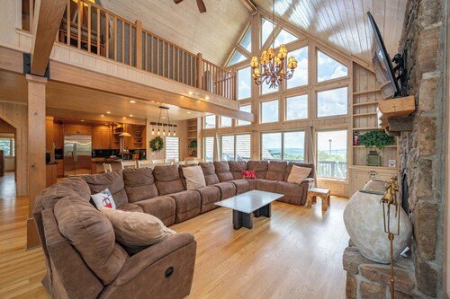 Ski-In/Out Dog Friendly Retreat w/ Pool, Bar & Fireplaces