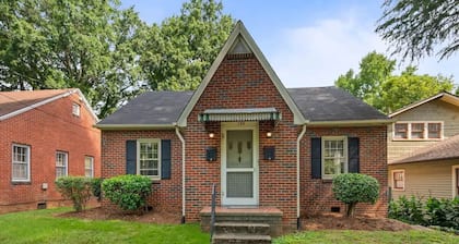 Henny's Haven - w/ private garage near Old Salem, Hospitals, UNCSA, Wash Park