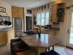 ثلاجة، مي�كروويف، فرن، موقد طهي مسطح