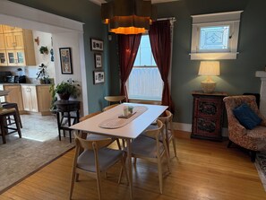 Dining - Charming Platt Park Urban Getaway: entire 4 BR home (Denver)