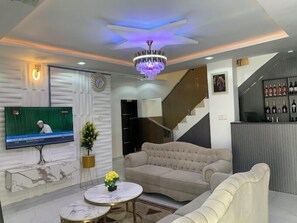 Chambre Junior, balcon, vue ville | Coin séjour