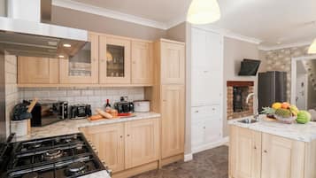 Køkkentøj/tallerkener/redskaber