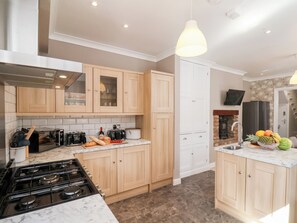 Cookware/dishes/utensils - Tennyson Grange (Bridlington)