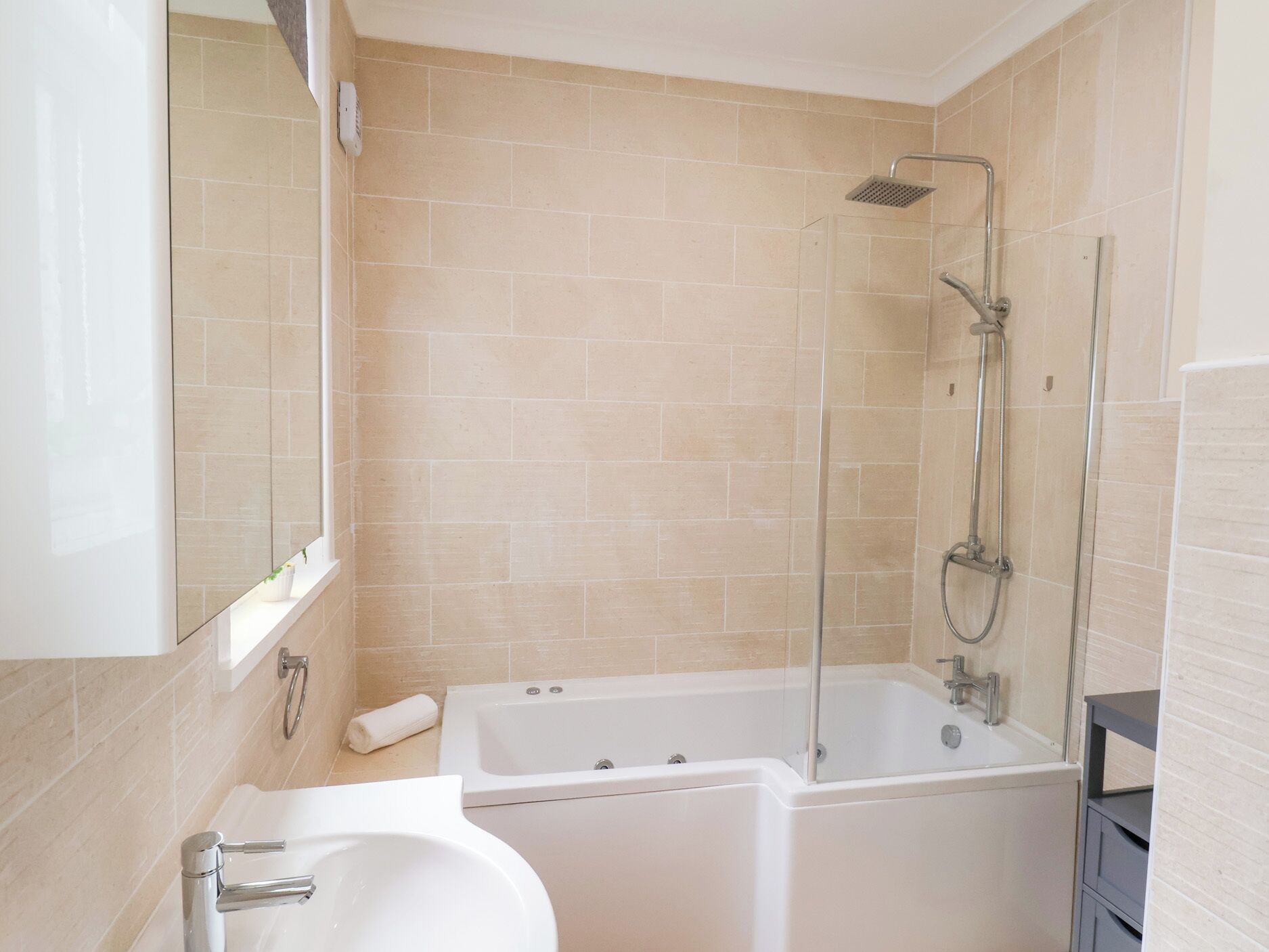Une salle de bain avec une baignoire, une douche et un lavabo.