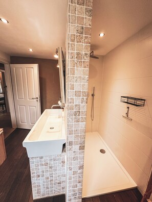 Dusche, Haartrockner, Handtücher, Seife