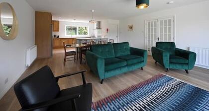 Heathercroft House-Beautiful, modern 3 bedroom house with stunning views