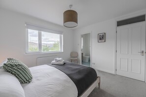 3 bedrooms, iron/ironing board, free WiFi, bed sheets - Heathercroft House-Beautiful, modern 3 bedroom house with stunning views (Fort William)